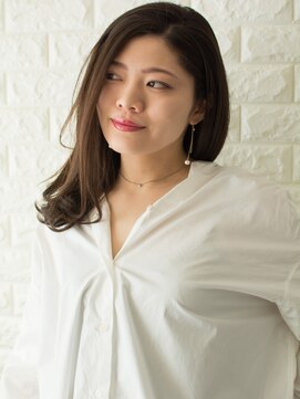 ノイン(noine) Vネックのブラウスと組み合わせた清楚なスタイル。