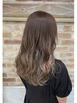 ティンク センター南 (Tink) ブリーチを使うグラデーションカラー