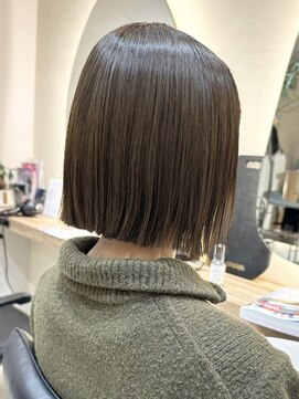 ヒビヲ(HIBIO) ワンカラーベージュブリーチなしダブルカラー切っぱなしボブ横浜