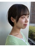 丸みショート前下がりセンターパートハンサムくびれショート