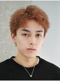 大人の抜け感を演出する、今トレンドのフェザーパーマ