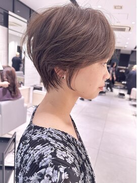 ステア ケース(stair case) 大人かわいい髪質改善カラー丸みショートボブ耳かけ