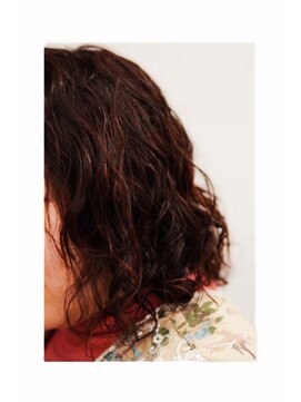 ナナシ(NaNaShi) 強めパーマ