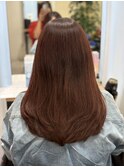 胸元くらいの長さのロングヘアスタイル
