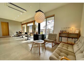 ヘアールームフルール(Hair room Fleur)の写真/隠れ家のような私だけの空間。おしゃれな家具インテリアと綺麗なお庭に囲まれ、心解き放つひとときを♪