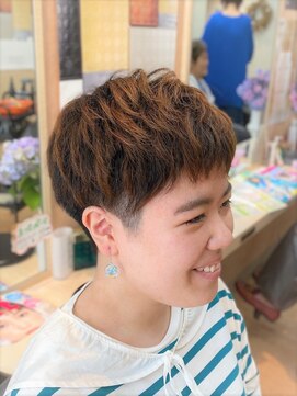 エリカ 美容室 【後頭部にボリューム】襟足刈り上げベリーショート