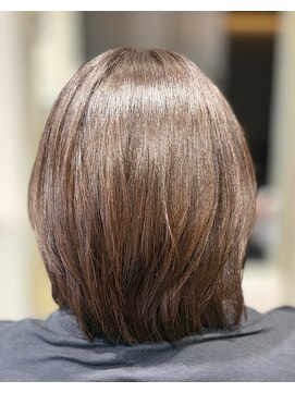 アンジー(Angee) アッシュでツヤとまとまりのある上品スタイルに