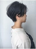 short[丸みショート、無造作カール、前下がり、センターパート]