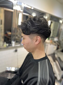 メリケンバーバーショップ フクオカ(MERICAN BARBERSHOP FUK) かきあげナチュラルフェードビジネスパーマ
