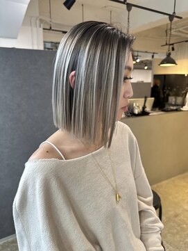 メリー オオサカ(Merly Osaka) 前下がりボブ×バレイヤージュの相性◎_silky white ash_