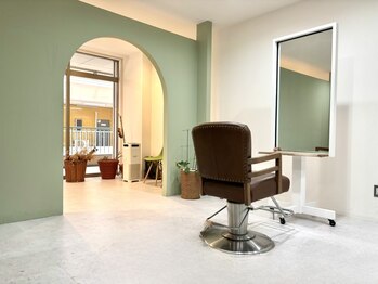 エアースニップ(Air snip)の写真/温かい色使いの店内とオーナースタイリストのマンツーマン施術で、お家のようにリラックスして過ごせます＊