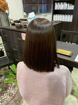 シー 岡崎(,SHE) ツヤが際立つナチュラルブラウンのワンレンストレートボブ