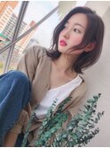 小顔に見せるヘアは外ハネワンサイドショート