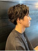 ダウンパーマ　センターパート　黒髪カジュアル