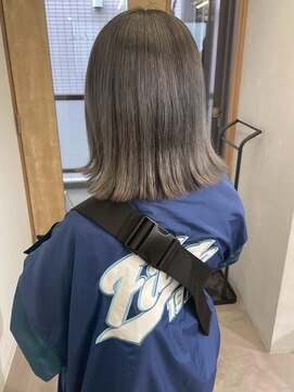 ミュラ(mulah) ダブルカラーシルバーグレージュ＊切りっぱなしミディアムボブ