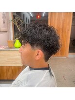 ネオ ディスカス(Neo Discus) 強めカール×スッキリフェードの無造作ショート