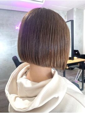 ラッキーヘア 加古川(Lucky Hair) ブリーチなしで出来る明るめ寒色カラー×ぱつっとボブ【芝崎】