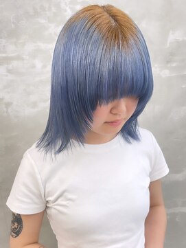 イェッカ パビル(YECCA pabil) ベージュからブルーのルーツカラー(ブリーチ2回)