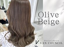 イエベ肌になじむ美肌カラー♪ くすみ感×柔らかさで旬顔に！オリーブベージュで肌映えを叶える◎