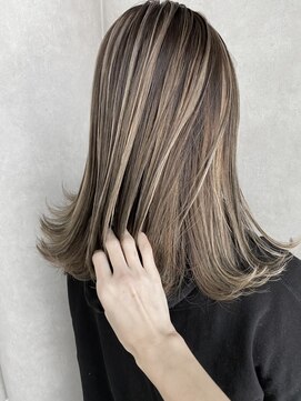 エル オオサカ 心斎橋店(L. OSAKA) シルキーベージュハイライトカラー_毛先外ハネフレンチボブ_Y2