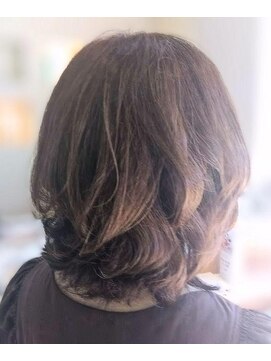 マニス(manis) ミディアムレイヤー白髪ぼかしカラー