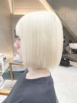 ホワイトブロンドボブヘア