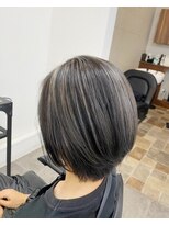 ウフアンビアンス(Oeuf.ambiance)&nbsp;グレージュ筋感ハイライト×大人ショート