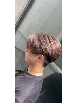 イーラ(era) 毛流れセンターパートハイライトナチュラル刈り上げ