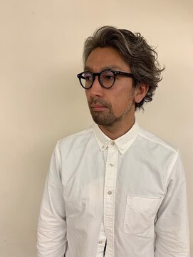 グランクラブ(GRANCLUB) 眼鏡に似合う束間アップバングパーマ刈り上げメンズショート