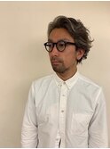眼鏡に似合う束間アップバングパーマ刈り上げメンズショート