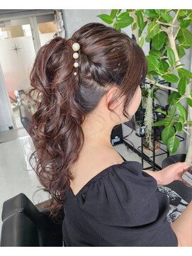 エステラ(ESTELA) ポニーテール風アップ