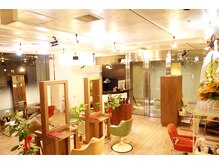 アジト ヘアーアンドリラクゼーション(AJITO HAIR&RELAXATION)の雰囲気（大きな窓で光差し込む、開放感ある店内）