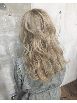 ガルボ ヘアー(garbo hair) 【ケアブリーチ】透明感ＵＰ♪スノーホワイトカラーのご紹介♪