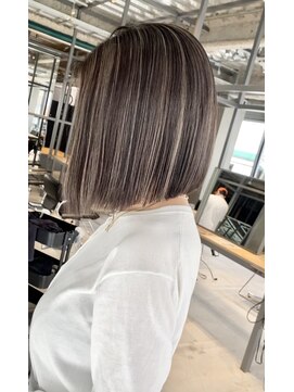 ビビッド(vivid) 白髪ぼかしバレイヤージュ肩上ボブ