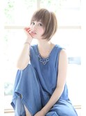 顔周りに、こだわったショートスタイル