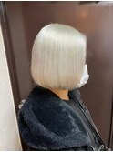 ダブルカラーホワイトベージュケアブリーチハイトーンボブ