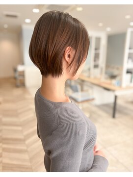 ニューヨークニューヨーク 阪急高槻店(NYNY) 大人可愛い丸みショートボブ白髪ぼかしハイライトくびれショート