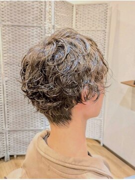 フルムーン(Full Moon) 毛流れを作りやすいベーシックパーマ