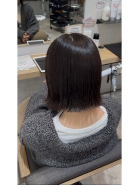 ローリーポーリークラウン(Roly Poly Clown) ツヤ重視の切りっぱなしミディアムボブ