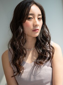 ミーティア バイ クアトロ(Meteor By QUATRO) センターパートの大人かわいいグラマラスウェーブ