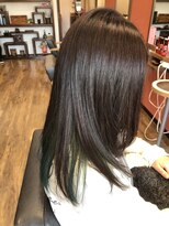 アヤジン Ayajn&nbsp;ミディアムヘアのストレートヘアにインナーカラー