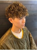 10代20代　ツイストスパイラルパーマ　ツーブロック　ブリーチ