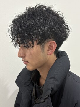 ヒュイル バイ ニアウ(Hwyl by Niau) メンズマッシュパーマ波巻きスパイラルパーマニュアンスパーマ