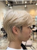 ホワイトブロンドブリーチカラーエンドカラーフェザーショート