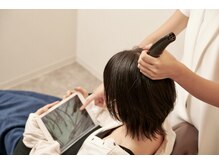 【マイクロスコープカウンセリング】頭皮の状態をお客様と一緒に確認。お悩みの状況を診断します