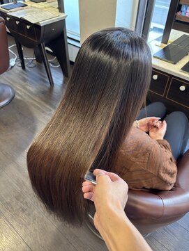 広がりを抑えて上品にまとまるストレート