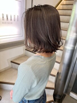 トルネード(TORNADO) 外ハネ切りっぱなしボブナチュラルハイライト　n5.16