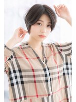 黒髪センターパートヘルシースタイル前髪なしショートa1