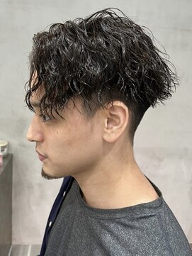 フィフスワン(fifth one) 波巻きパーマセンターパートツイストパーマメンズマッシュパーマ