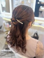 アトリエビューティーアミュ(atelier beauty AmU) 結婚式 二次会 お呼ばれ ハーフアップ×ビジューピン